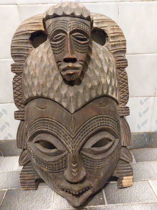 Ръчно изработени, африканки маски от Конго. Цената е 300лв. комплект,