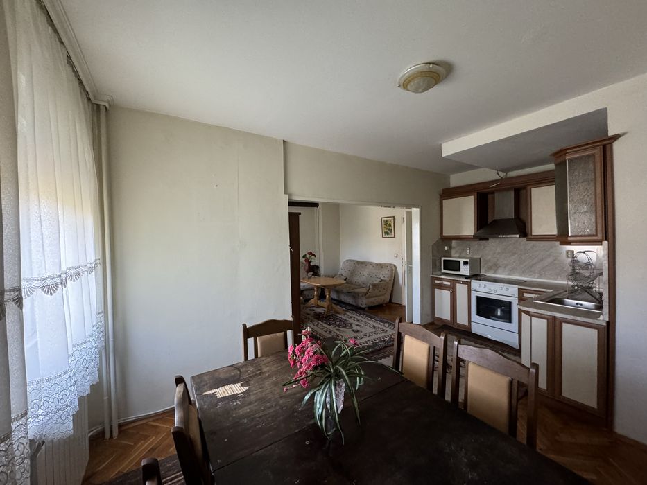 Дава се под наем Тристаен апартамент в Казанлък - 901 кв.м за 204 € - Снимка #2