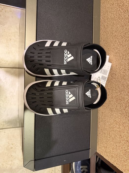 Детски сандали чисто нови