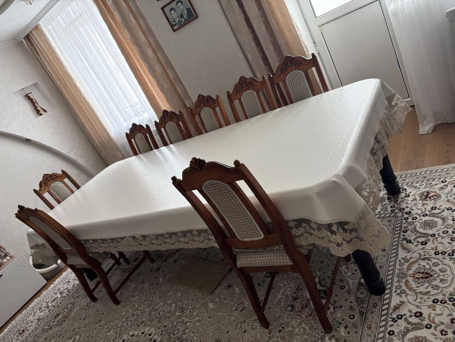 Большой обеденный стол