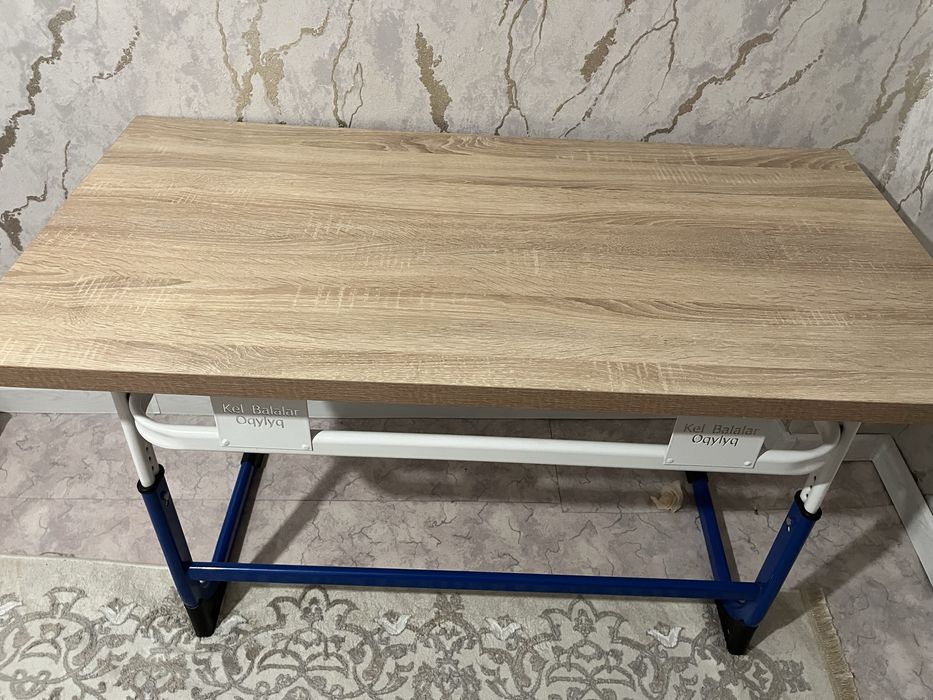 Парта новороченная с стульями новая .