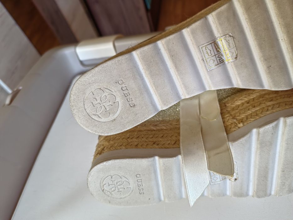 Guess златисти 38 номер