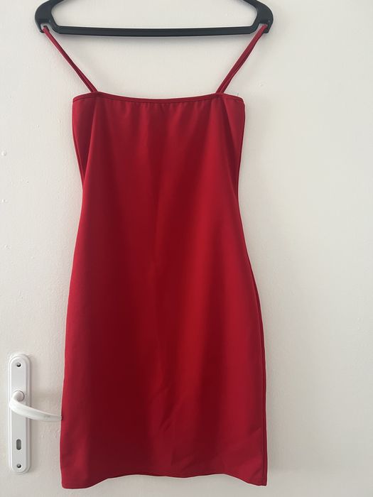 Червена къса рокля