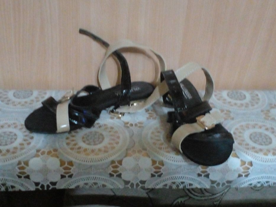 Серые,прозрачные и босоножки.