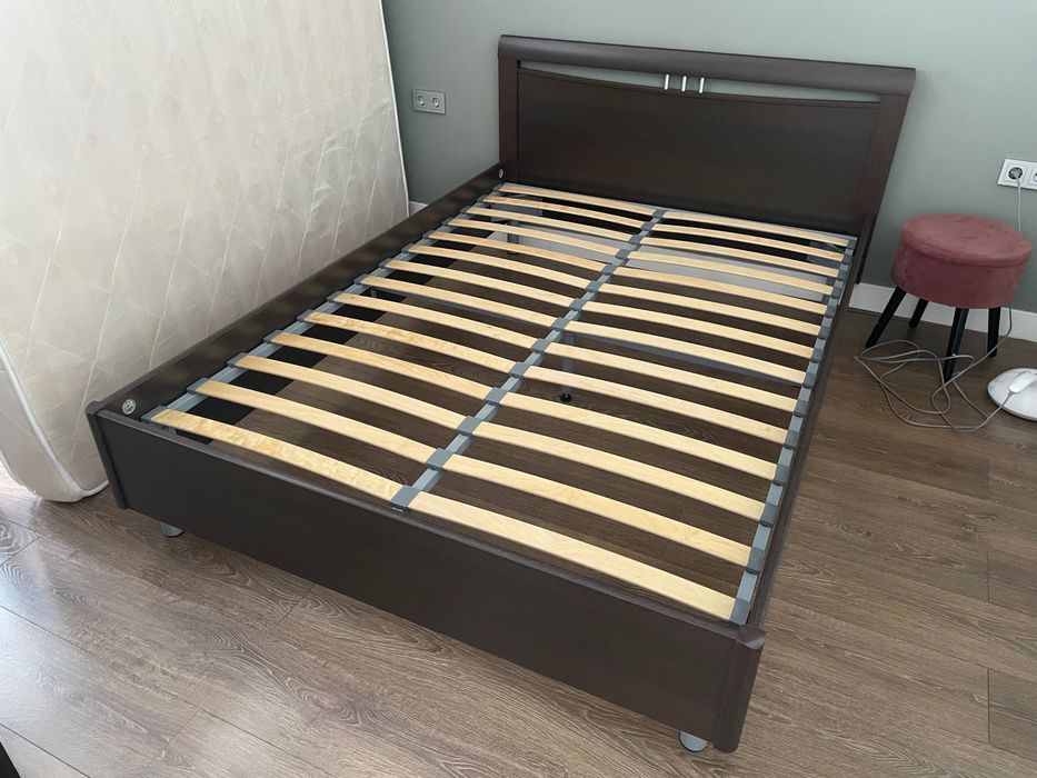 Продам кровать 140×200, цвет тёмный орех