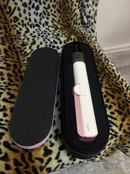 Продам дайсоны есть утюжок , фен ,