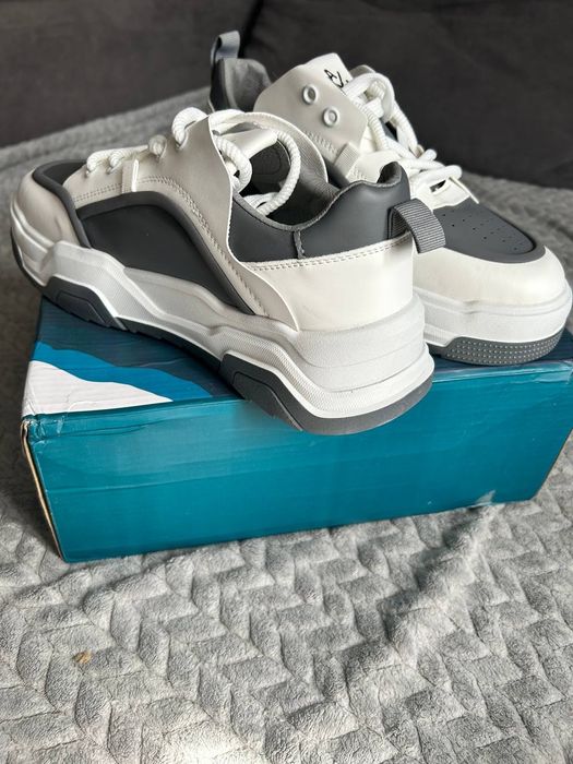 Кроссовки  серо-белые