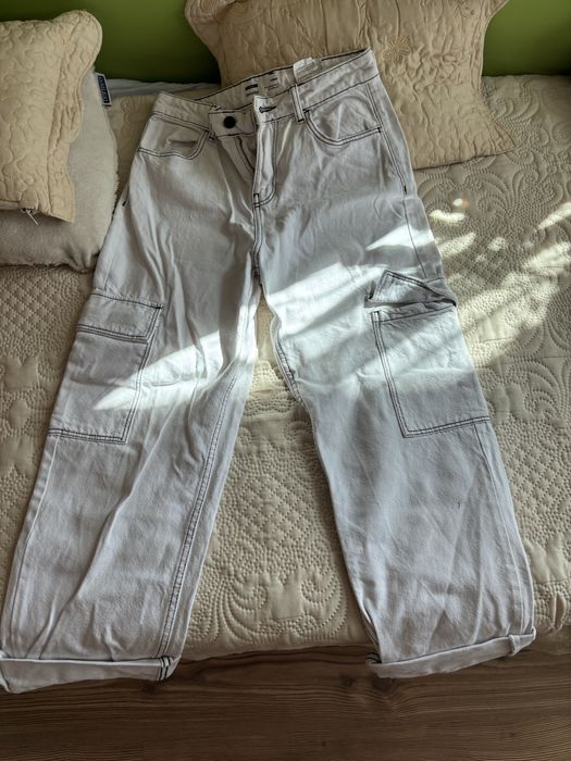 Бели дънки на Bershka