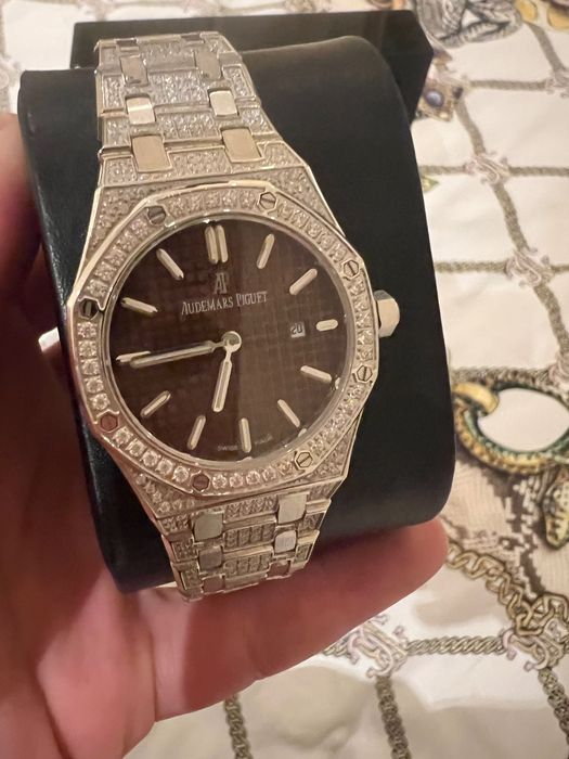 Дамски часовник с камъни AP