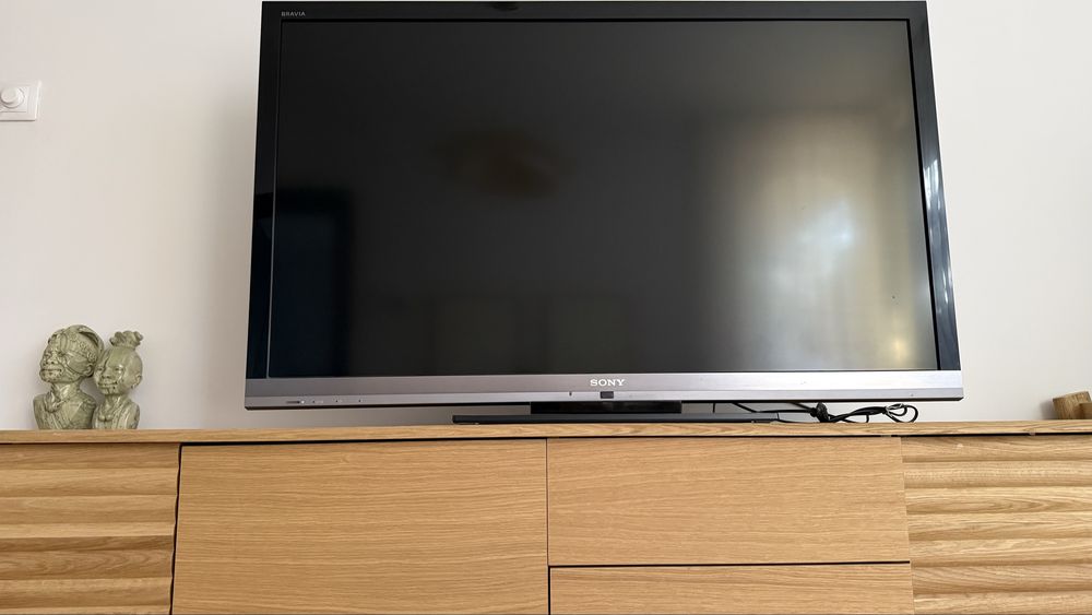 Sony BRAVIA 46 инча с въртяща стойка и дистанционно