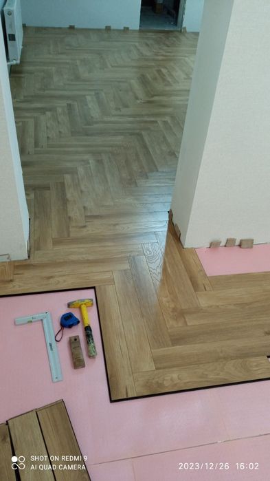 Укладка ламината ёлочкой.