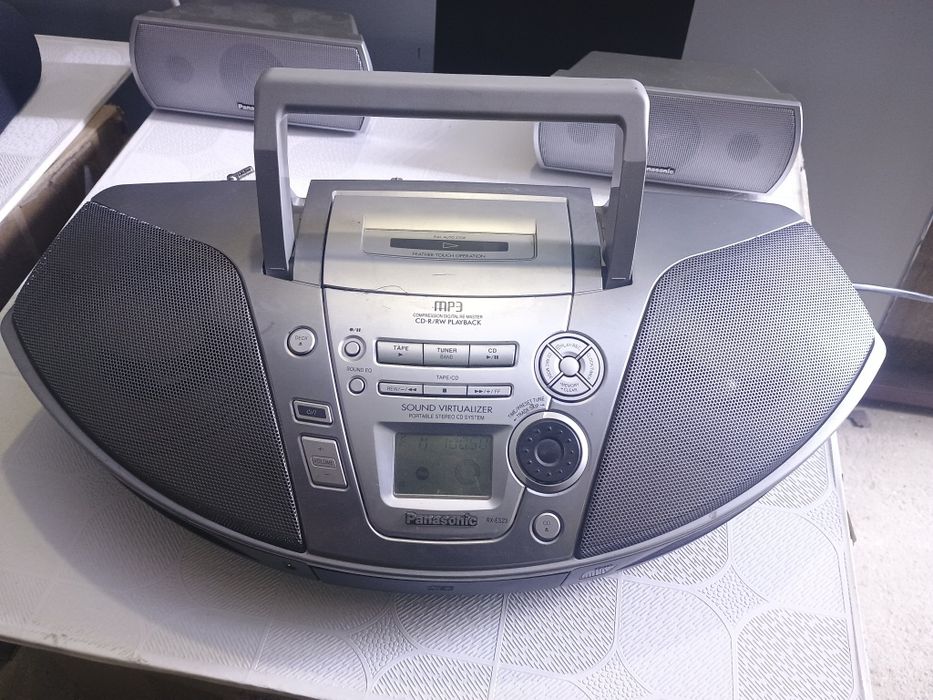 Магнитола кассетная с проигрывателем CD.