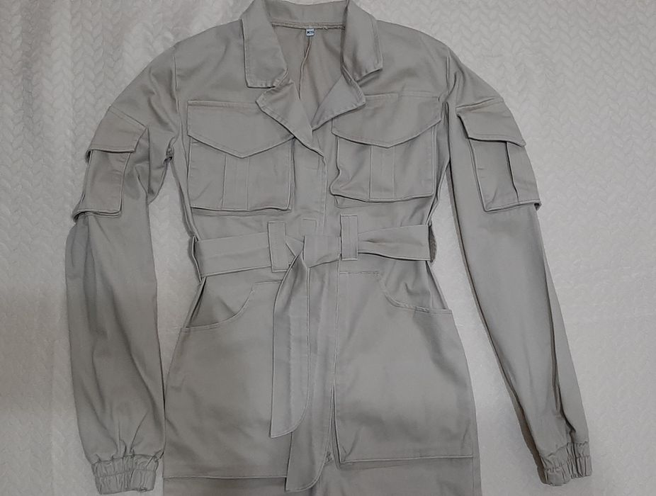 Salopeta marimea XS,impecabila, de culoare bej