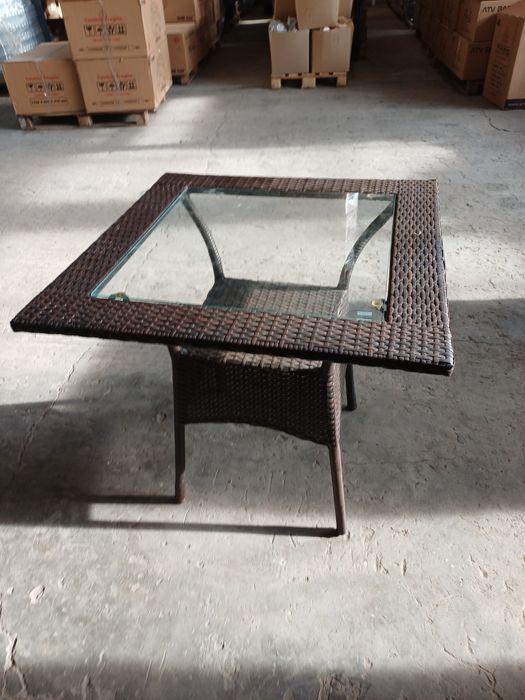 Ратанова маса със стъкло