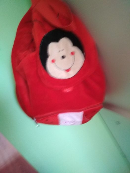 Детска раничка с подарък