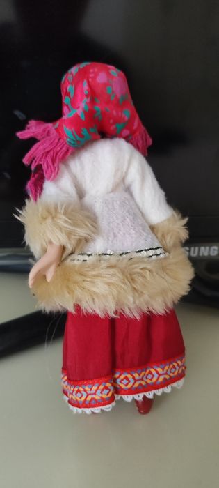 Кукла фарфоровая в национальной одежде