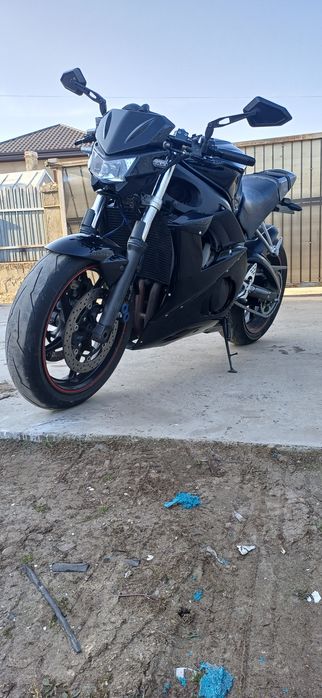 Yamaha R6  2004 . 600cc 120 cp.