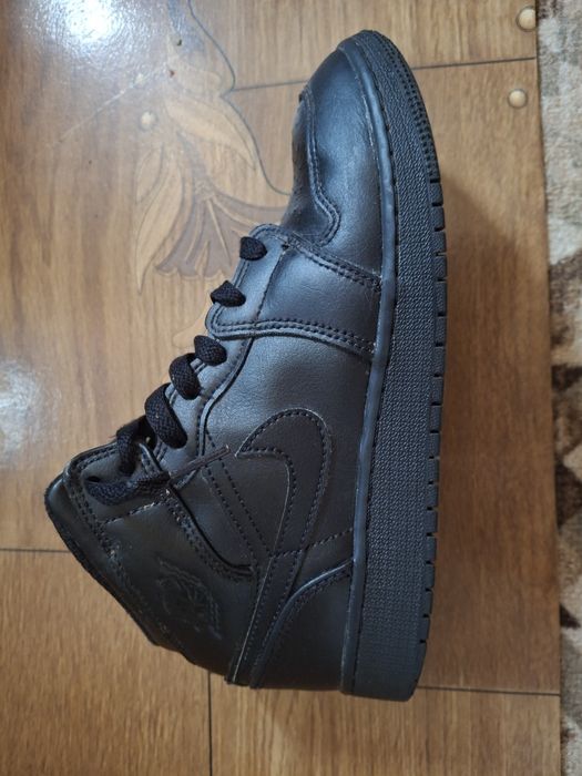 Adidasi Jordan 1  negri