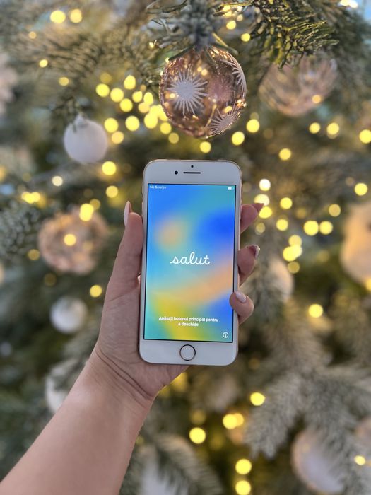 Vând iPhone 8, culoare Rose Gold