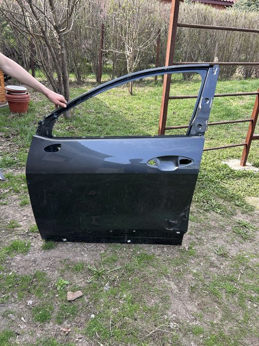 Продаётся двер от машины в хорошем состаяни
