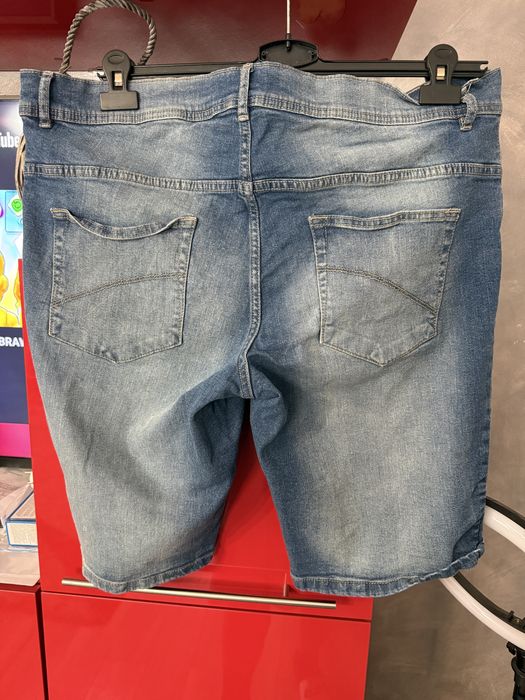 Blugi scurti barbati mar 50    20 lei