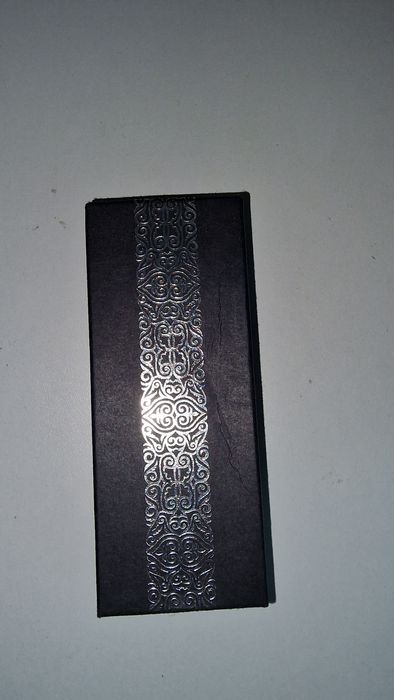 Брелок в футляре с изображением барса.