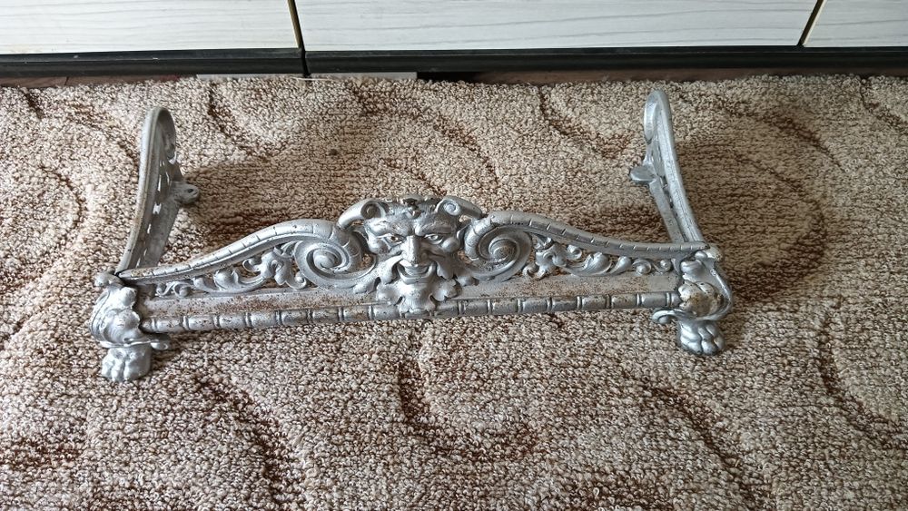 Cadru cenușar vechi din fier turnat pentru teracotă sau șemineu