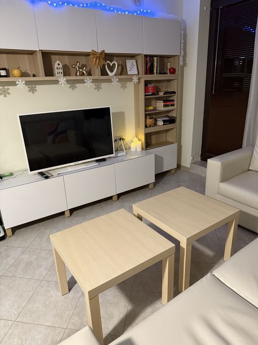 Две малки квадратни маси от дърво