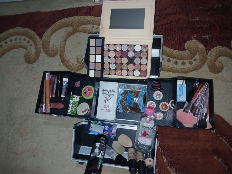 Kasmetika jamlammasi sandiqchasi bilan kampilek