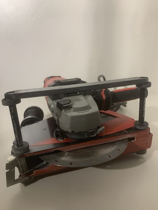 Milwaukee AGV 22-230 E polizor unghiular