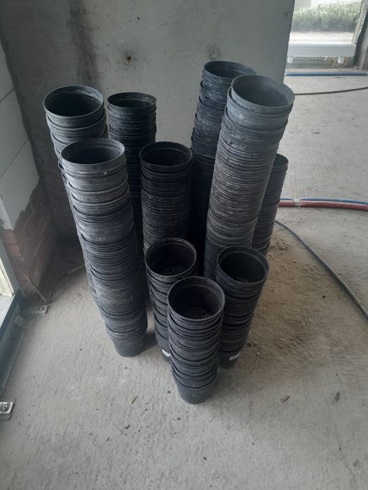 Продает горшки для цветов