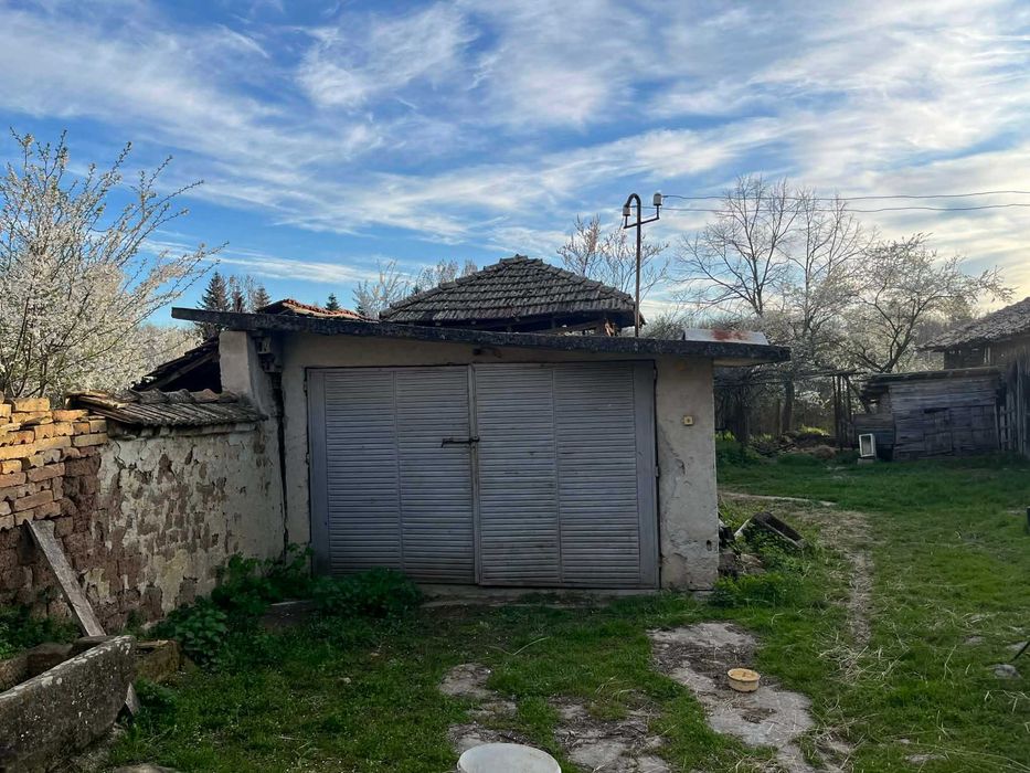 Къща с просторен двор в центъра на село Горица, община Попово