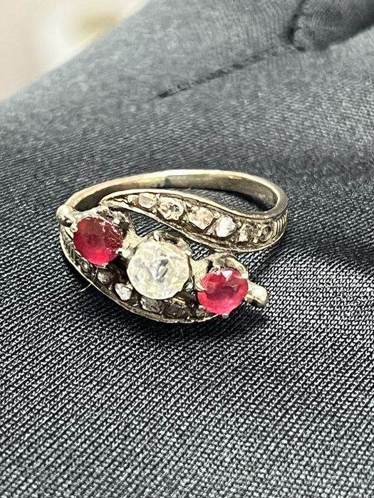 Античен златен пръстен „Трилогия“ с диаманти и рубини (19-ти век)