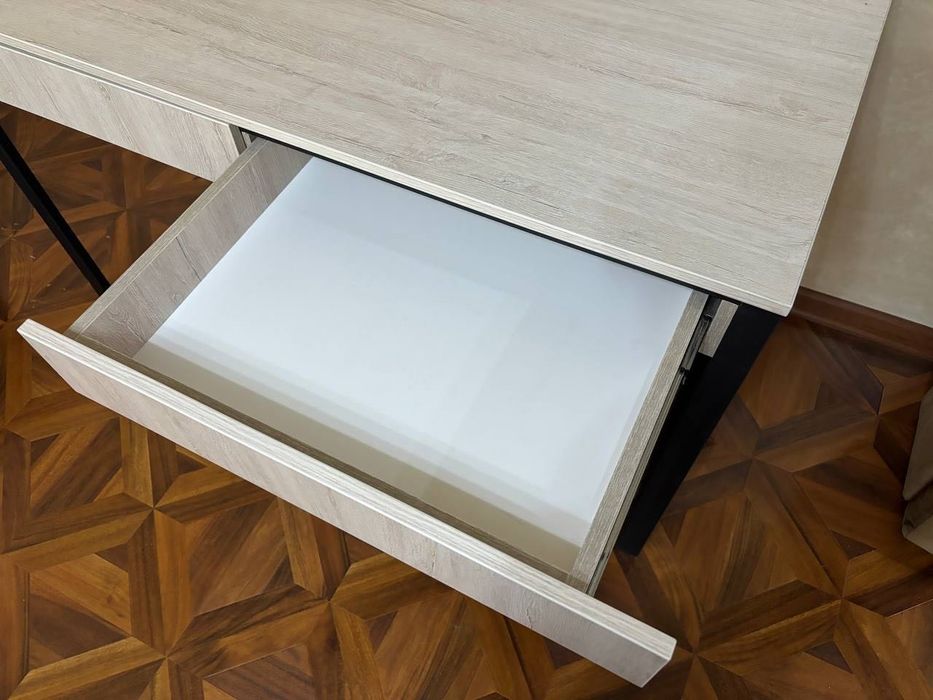 Стол письменный для работы и учебы