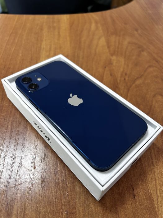 iPhone 12 с документом , синий цвет