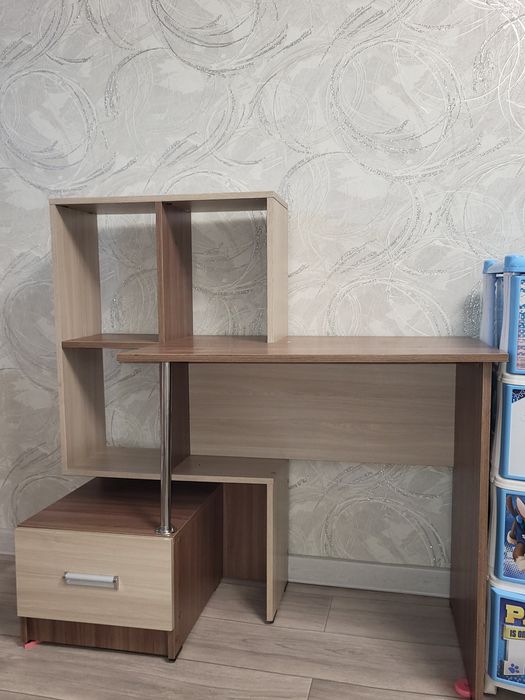 Продам рабочий детский стол