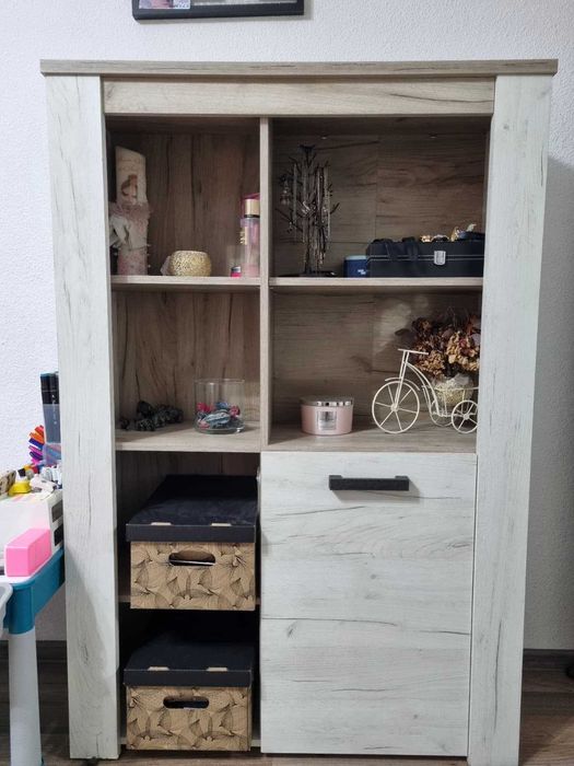 Dulap de living cu rafturi și uși, din stejar alb și gri, cu dimensiunile de 146x98x36 cm