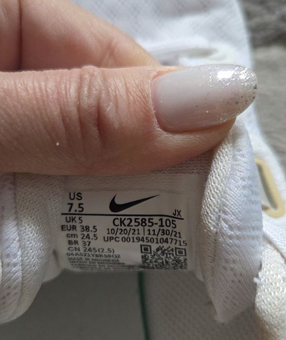 Дамски бели маратонки, Nike