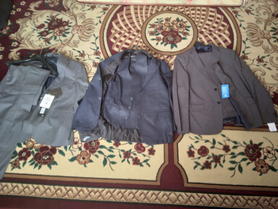 Продам костюмы новые