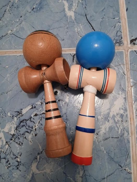 2 kendame , Una profi iar cealalta de acomodare