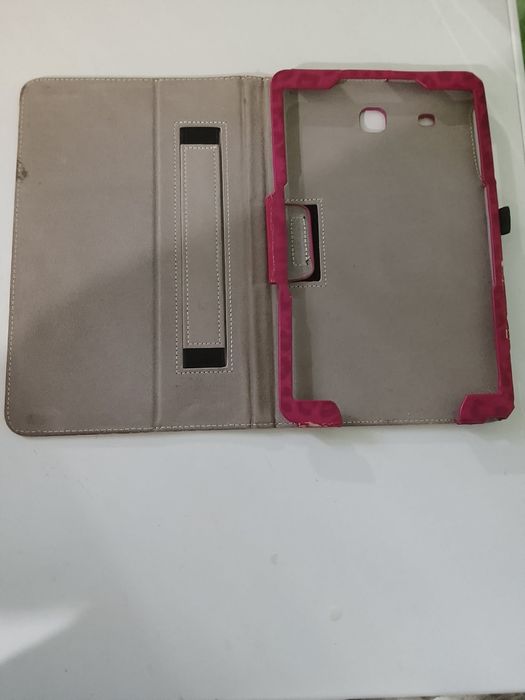 De vânzare Samsung Tab E SM - Te 560 stare foarte buna optic 9,5/10 tehnic 10/10   fără conturi sau fisuri sau crăpături