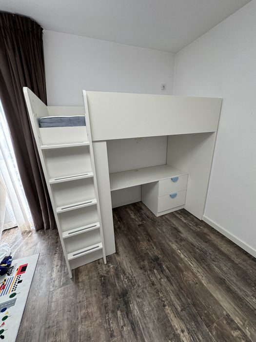 Pat supraetajat IKEA SMÅSTAD cu birou și spații de depozitare – stare foarte bună - saltea inclusa