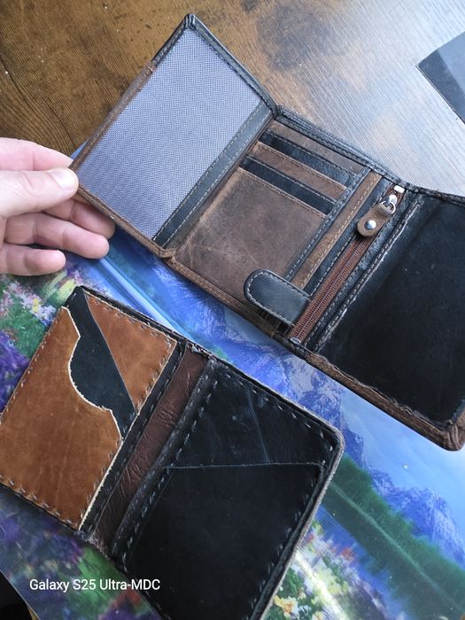 Vând pachet de 2 portmonee din piele naturala