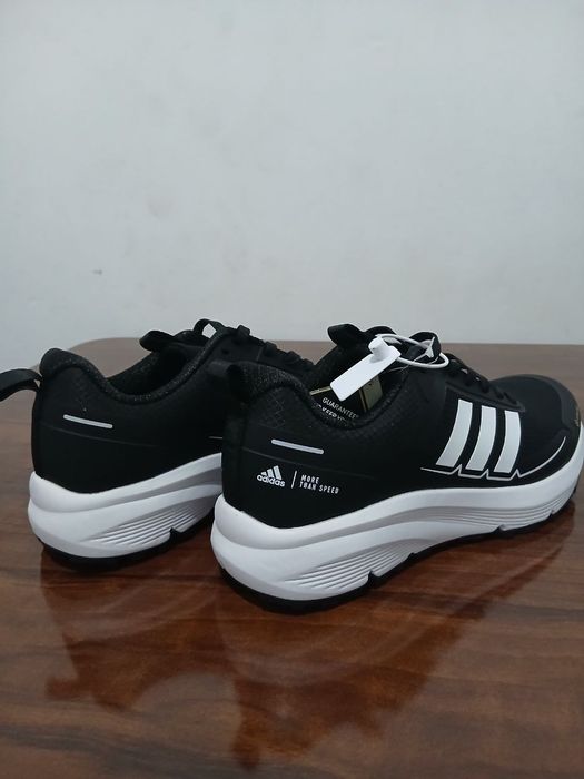 Krasofkalar bor Adidas Gore-tex va rebook