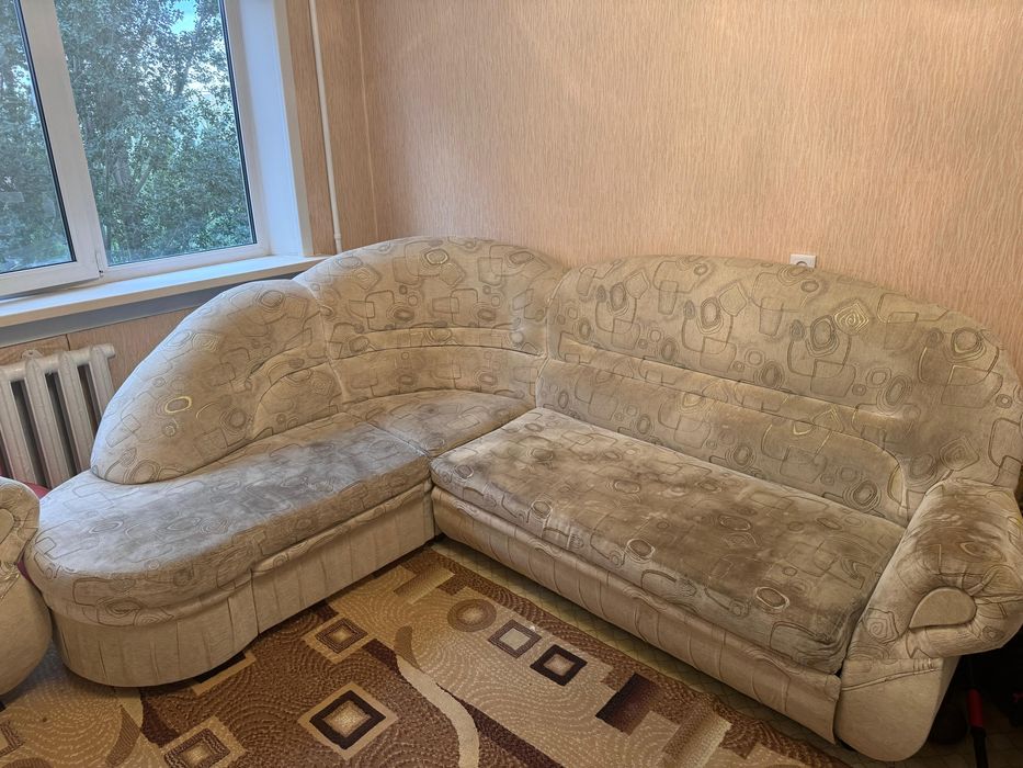 Угловой диван и два кресла