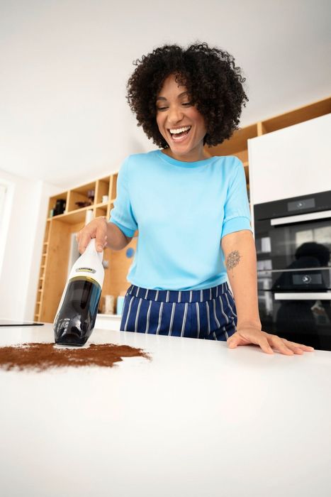 Аккумуляторный ручной пылесос karcher CVH 2