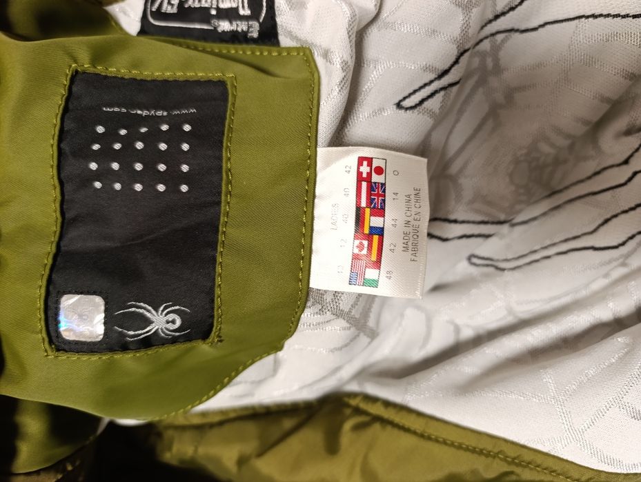 Vând geaca de Sky Spyder de dama  mărimea M purtata o singura data.