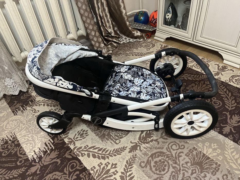 Продам коляску лежать и сидеть