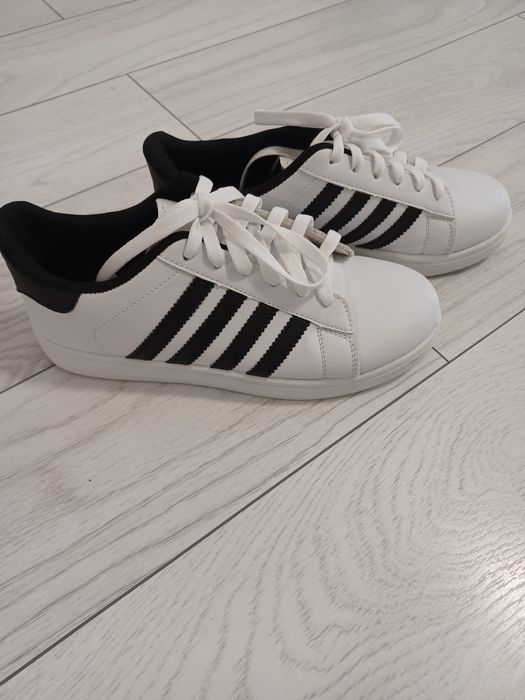 Pantofi sport albi cu dungi negre