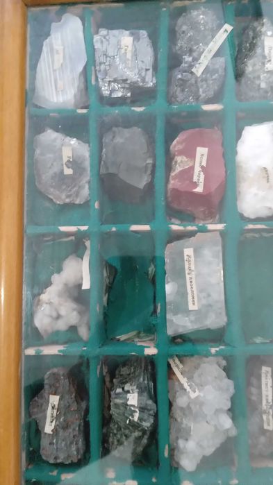 Продава се, колекция минерални камъни.